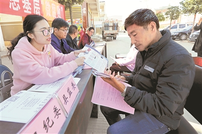 云南省陆良县纪委监委坚持把惩治“蝇贪”同扫黑除恶相结合,组织各级纪检监察干部深入基层一线,深挖细查群众身边的涉黑涉恶腐败和充当“保护伞”问题。图为日前,该县纪委监委干部在板桥镇开展现场接访活动。